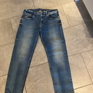 Jeans Scotch & Soda - Snygga jeans i ljusblå färg, knappt använda. Stl 16, som 29/30