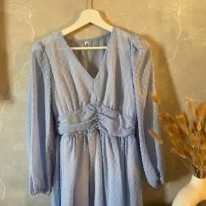Ljusblå klänning stl M från SHEIN (passar stl S) i bra skick 100 kr, köparen står för frakten 