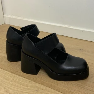 Vagabond Brooke - Mary Jane skor från vagabond i modellen Brooke. Använda några få gånger men i fint skick! Nypris 1300kr