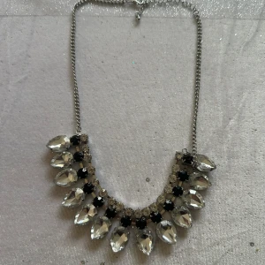 Festlig halsband  - Mycket bra skick, som ny!  Alla pärlor är på plats, inget att anmärka 