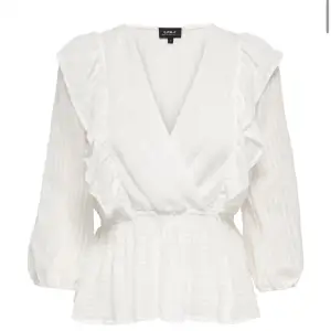 Säljer min vita blus från Only då den kommer inte komma till användning pga för stor storlek. Jag köpte blusen för 399kr och säljer för halva priset trots ingen användning. Om det önskas bilder så är det bara att höra av sig!🤍