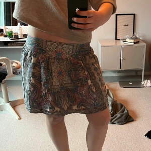 Gullig kjol - Jättesöt kjol, går att ha som lågmidjad Lila, rosa och blått mönster 