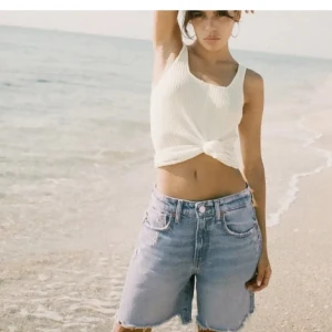 Jeansshorts zara  - Jeansshorts från zara! osäker på storlek (kan kolla vid intresse) men tror s! Kan skicka bild på vid intresse