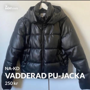 Svart jacka - Säljer denna jacka från NaKd. Strl S, passar mig som har både S och XS i jackor och kläder. 
