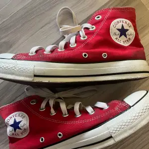 Säljer mina Converse då jag aldrig andvänder de🙌🏼 lite fläckar som man kan se på bilden men det går förhoppningsvis bort med en liten skrubb