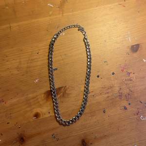 Säljer ett silverfärgat chain halsband (inte äkta silver tror jag). Skriv vid frågor ❤️