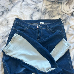 Lågmidjade jeans - Säljer dessa jeans som har snygg detalj vid sidan