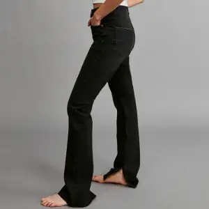Utsålda svarta jeans med slits nertill från Gina Tricot med en bootcut liknande passform. Helt nya och oanvända, endast testade och nytvättade. Nypris 499kr. Långa på mig som är 168cm. Tryck gärna på köp nu.