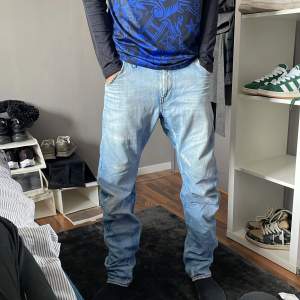 Blåa G star jeans Modell: Raw 3301 Storlek: 31 Skriv för mer info.