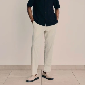 Linnebyxor från H&M - Beiga linnebyxor från H&M i herrmodell!  Köpta för 399kr säljer för 180kr, använda fåtal gånger!