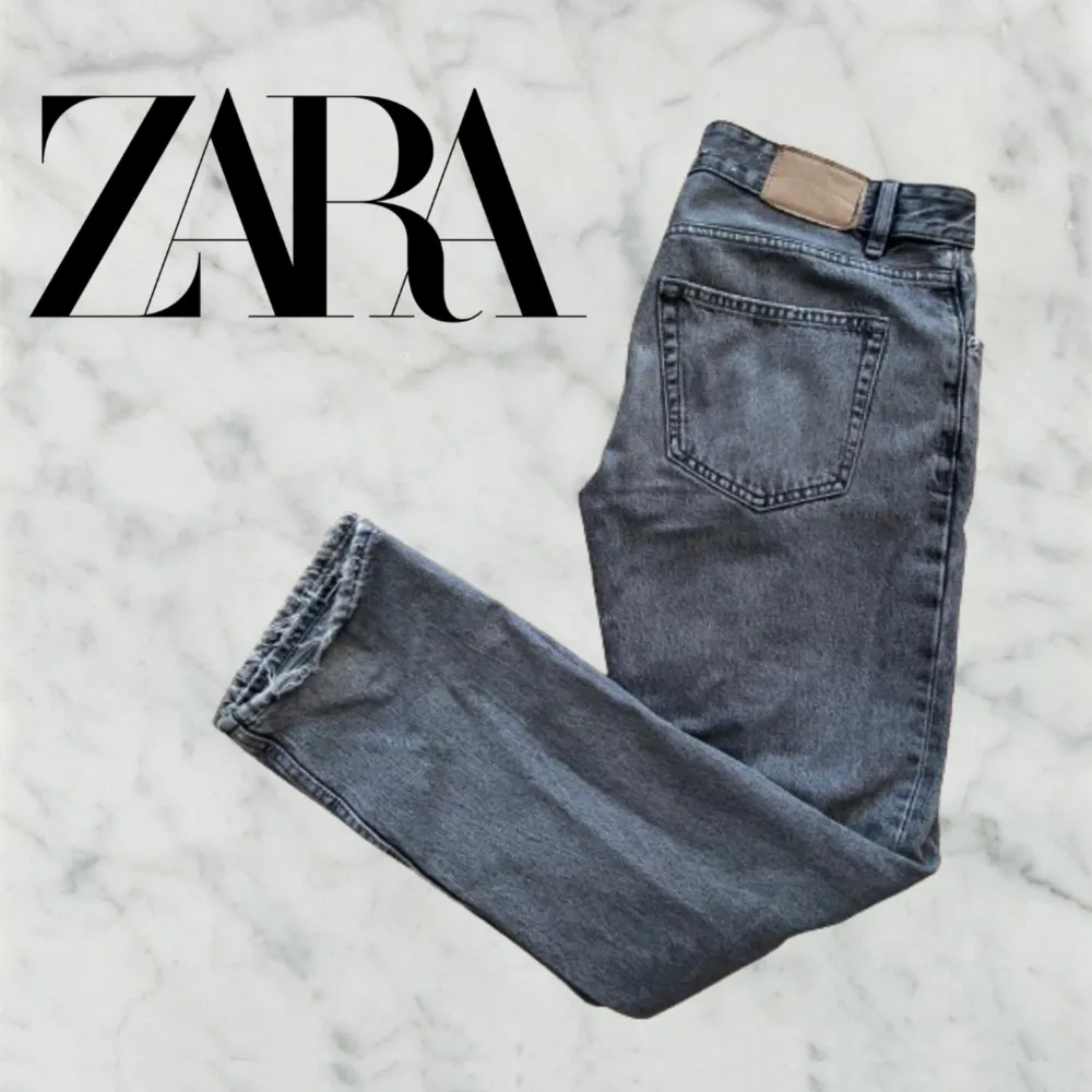 Tja, säljer dessa riktigt feta gråa zara jeans i nästintill perfekt skick. Nypris på dessa ligger på cirka 500kr. Straight fit. Hör av er för fler frågor.. Jeans & Byxor.