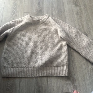 En stickad tröja  - En stickad tröja  