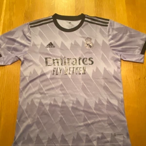 Real Madrid fotbolls tröja - Storlek L skick 9/10 använd 2 gnr pris 250 kr