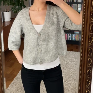 Grå kofta  - Grå, stickad tröja ifrån Lindex. Jättesnygg och fin! 💕