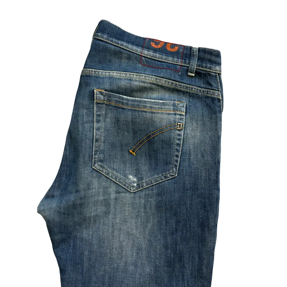 Tja, säljer ett par riktigt snygga dondup jeans i modellen George. Dem är i storlek 36 och är i 9/10 skick. Hör av er vid frågor eller funderingar:). Jeans & Byxor.