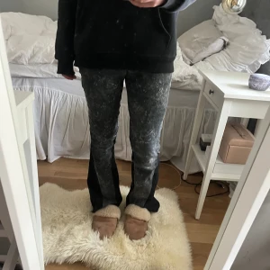 Coola jeans - Jeans i ett jättecoolt mönster och svart slits inuti och utanpå