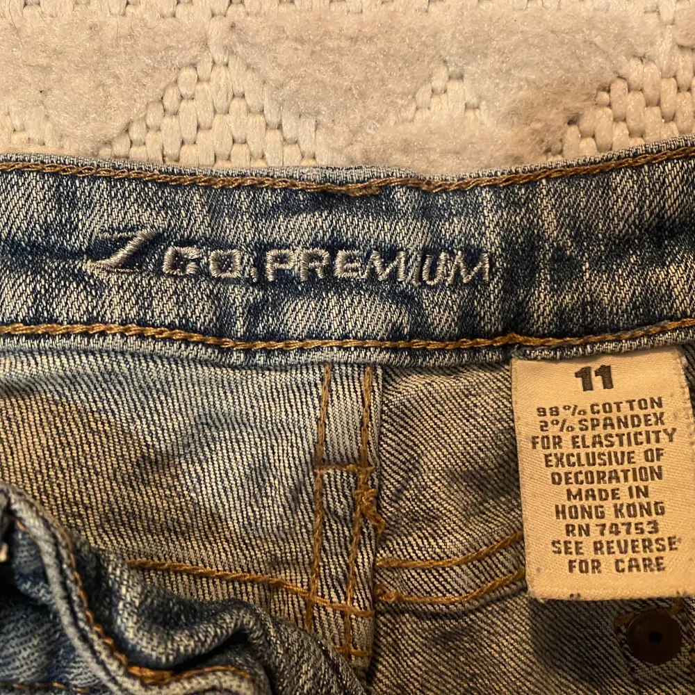 säljer dessa superfina jeansen köpt vintage, då de börjar bli för små för mig. De har en mönster ficka på baksidan, byxorna är i fint skick! Pris kan diskuteras💗. Jeans & Byxor.