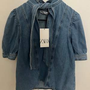 Jätte söt jeans topp/blus ifrån Zara i storlek xs, aldrig använd med prislappen kvar🥰