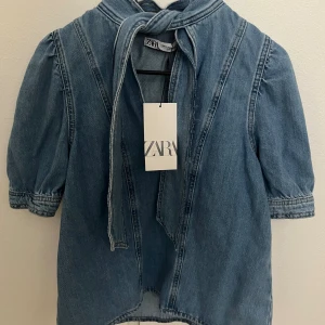 Jeans topp - Jätte söt jeans topp/blus ifrån Zara i storlek xs, aldrig använd med prislappen kvar🥰