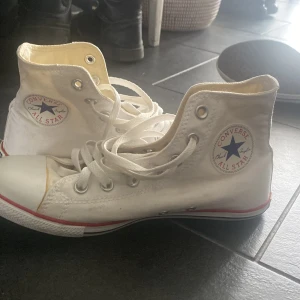 Converse skor - Säljer mina converse skor som tyvvär inte kommer till användning men är jätte fina däremot har färgen lossnat lite där det är gult men annars är dom i bra skick💗