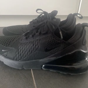 Nike air Max 270 - Säljer mina nästan aldrig använda Nike air Max 270 för att dom är lite för små för mig. Nypris är 1800kr inga defekter💗