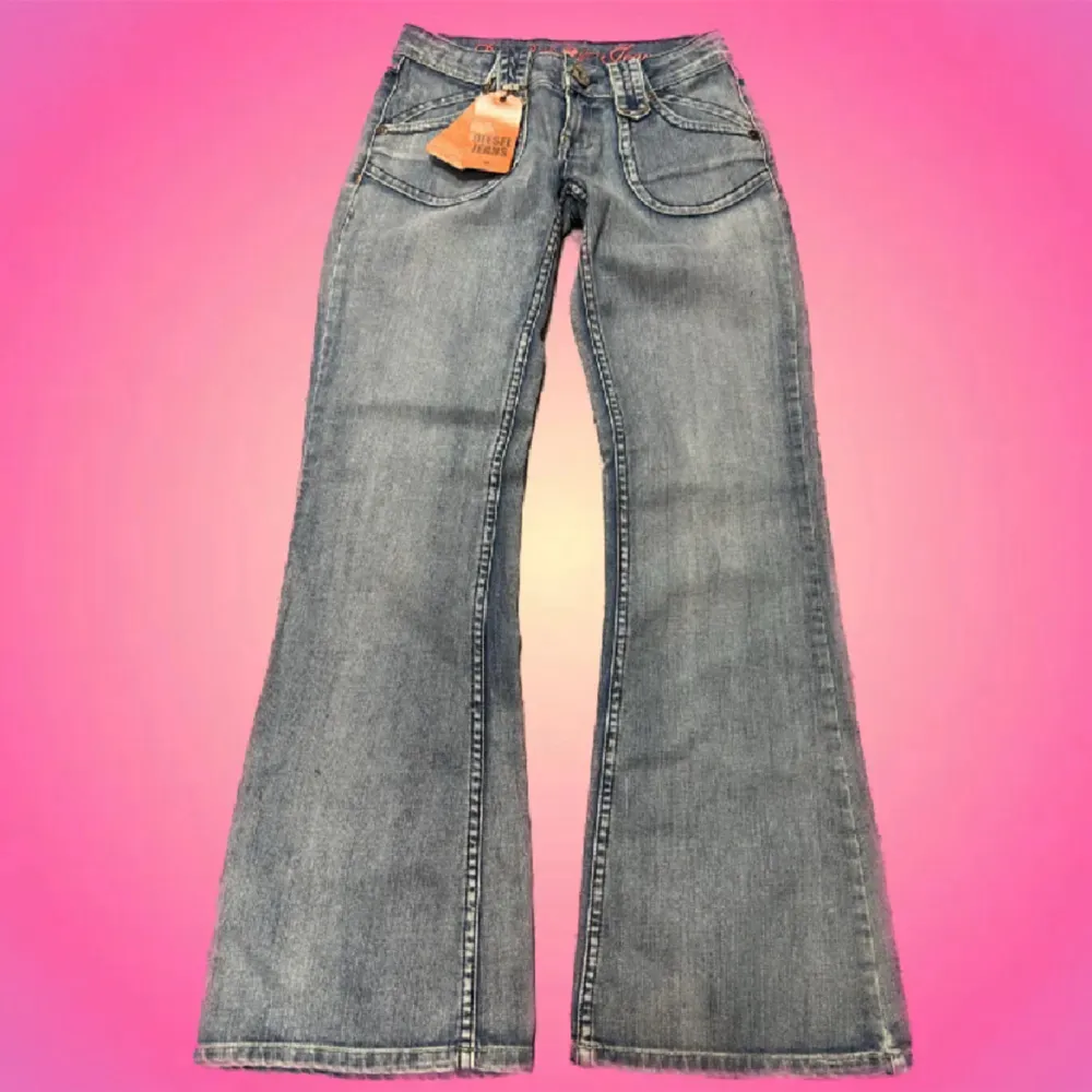 Skitsnygga vintage diesel jeans med lappen kvar! Säljer pga att de är lite för små för mig🩷 obs gylfen har ett litet Jack i sig så den kan åka it när man öppnar den men de e väldigt lätt att bara sätta ihop den sen !💕💕. Jeans & Byxor.