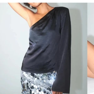 Storlek 36 - Säljer denna oanvända one shoulder toppen från Gina i storlek 36, jag har klippt bort vadden vid axeln