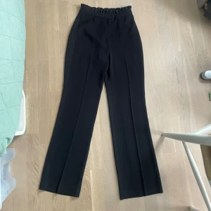 Kostymbyxor - Kostymbyxor i nyskick som tyvärr inte passade mig. Är gjorda av polyester och perfekta till arbetsplatsen! Midjemått:78 cm Innerbenslängd: 83 cm