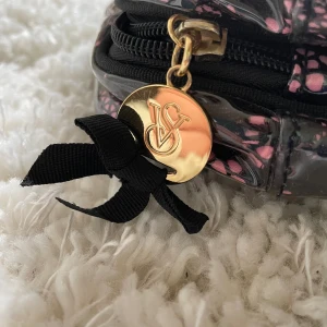 Victoria’s Secret necessär - Säljer VS necessär som inte längre finns att köpa för 240kr💕 Inga defekter, kanske lite slitet på plasten Tryck på köp nu!