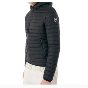 Colmar jacka  - Mörkblå colmar jacka!(bild på den svarta är lånad från hemsida).Jackan är knappt använd och kommer inte till någon användning säljer därför vidare till någon som kan få bättre användning!Nypris: 3790kr. 8/10 skick