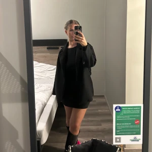 Svart klänning - En svart simpel kort tajt klänning från shein, använd en gång, sitter jätte fint på kroppen, skönt material inte något glansigt som glider upp, men som att sätta på sig en tröja, funkar även sommar & vinter då den inte är så tunn.🖤