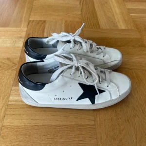 Golden goose superstar  - Golden goose superstar i jättefint skick!😍 storlek står inte men skulle säga ca 37 (har inget äkthetsbevis då de är köpta här på Plick, därav priset)