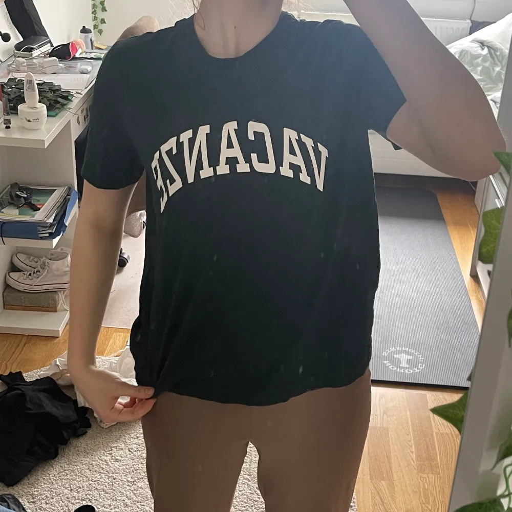 Säljer min mörkgröna H&M t-shirt med trycket ”vaganze” på. Inte så använd men skön och snygg. . T-shirts.