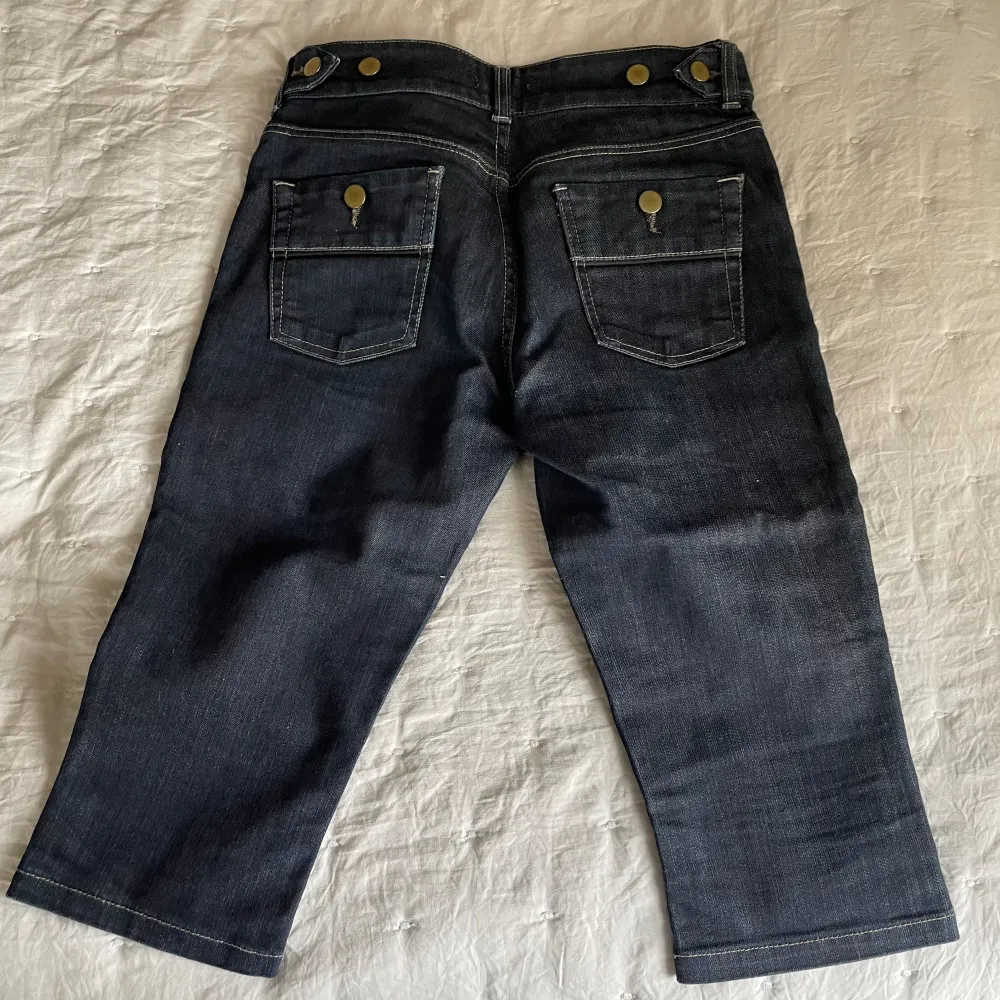 Lågmidjade jeans trekvartsbyxor från Filippa K. Mörk tvätt och guldknappar. W28, passar XS/S. Jättebra skick!. Jeans & Byxor.
