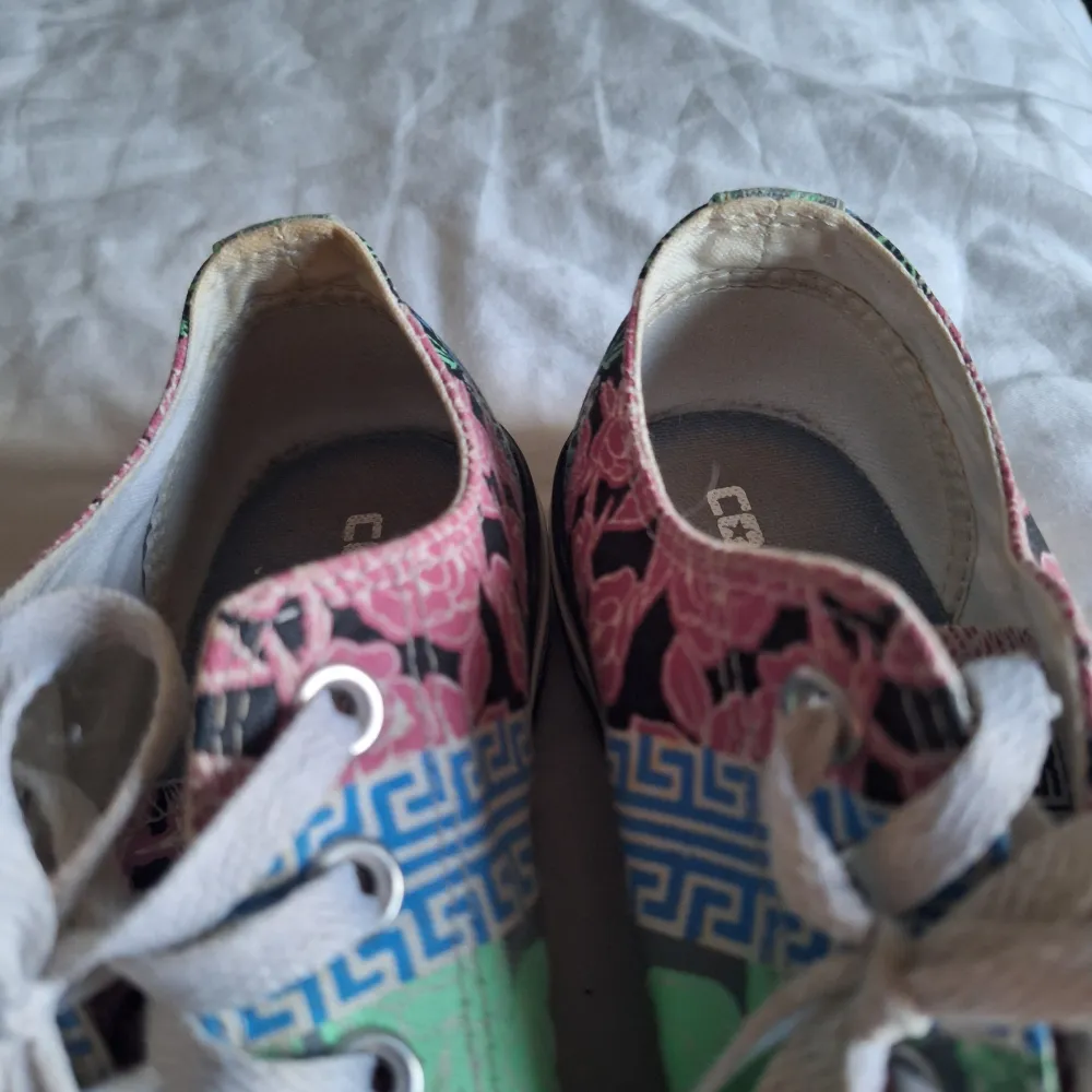Mönstrade Converse i blått, rosa, grönt Storlek 40   De är i fint skick.  Jag har köpt dem begagnade, och använt dem en gång.   Jag har katt . Skor.