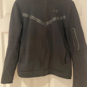 Nike Tech Fleece kofta - Nike tech fleece kofta från Nike. Jätte fin och har jätte bra kvalitet!!