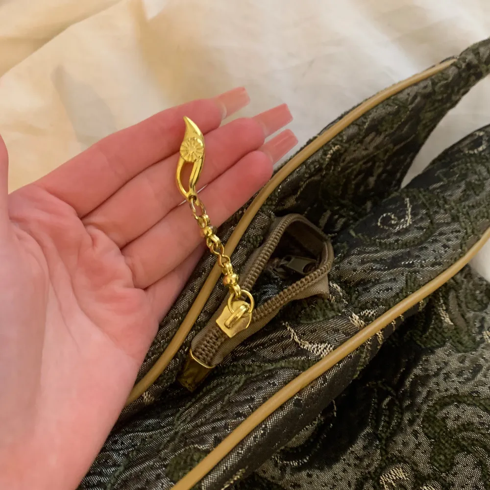 Jättefin vintage väska med pärlor och guld detaljer. Rymlig med flera fack💗. Väskor.