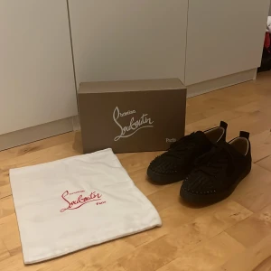 Christian Louboutin svarta - Säljer ett par svarta loubs då jag har tröttnat på dom och känner att jag inte får någon användning av dom. (Därav priset) Skick: 5/10