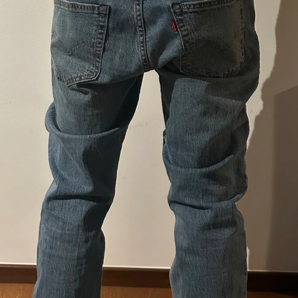 Säljer Levis jeans! Säljer pga av att de är för stora. Skick9/10 Märke: Levis  Strlk:30/34. Jeans & Byxor.