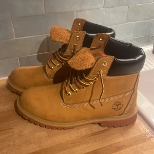 Timberlands - Tjena. Säljer ett par Timberlands i kanonskick. Knappt använda alls faktiskt. Skitsköna och helt vattentäta dessutom. Storlek 46 men passar nog 45 och 47 också. 