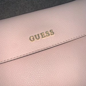 Guess - Säljes rosa guess väska .