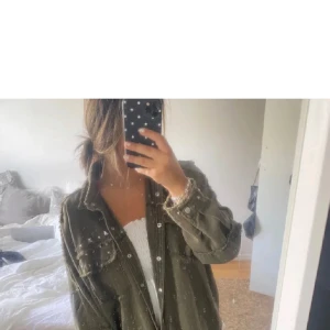 Grön vårjacka  - Så fin grön vårjacka med nitar från zara. 💚💚 det är lånade bilder men den ser exakt lika Dan ut och har inga defekter