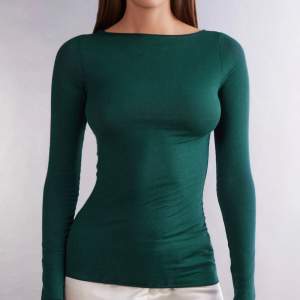 Grön intimissimi tröja 💕 köpte för 450, fåtal använd men har ett märke längre på baksidan.  