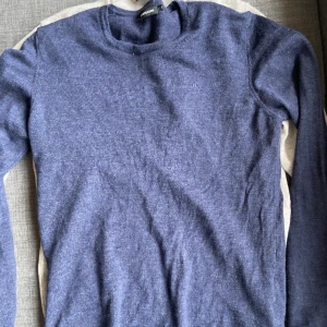 2st Merinoullströjor strl M - Två stycken stilrena merinotröjor. Navy tröjan är J.lindeberg och den gråa är okänt märke. Merinoulls tröjan kostade 799 ny mitt pris 250 eller 400 för båda