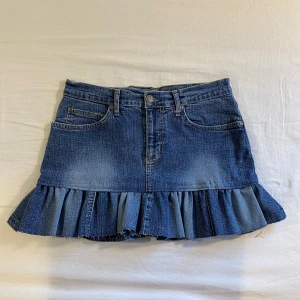 söt lågmidjad jeanskjol💕 - midja 36 cm o längd fram 30 cm o längd bak 32 cm💕 ja e xs o 170 den sitter perfekt men man kan också vara lite åt S. sytt om från en längre kjol!