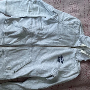 Hoddie - Knappt använd. Schysst hoddie.