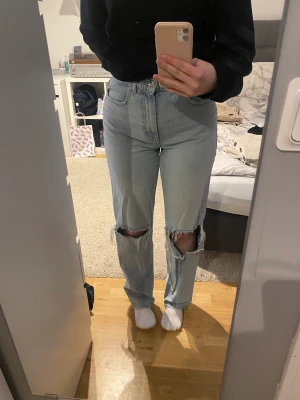 Jeans - Högmidjade perfect jeans från Gina med hål på knäna, pris går att diskutera!