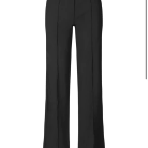 Venderbys - Tall Vera Wide Trousers - Säljes då de ej passar mig längre. Uppsydda ett par cm, men perfekt längd på mig som är 180 cm lång (lätt att ta bort stygnen). Fint skick!