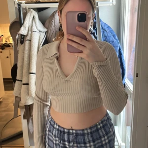 Tröja - Fin beige tröja, använd ett antal gånger men i väldigt fint skick