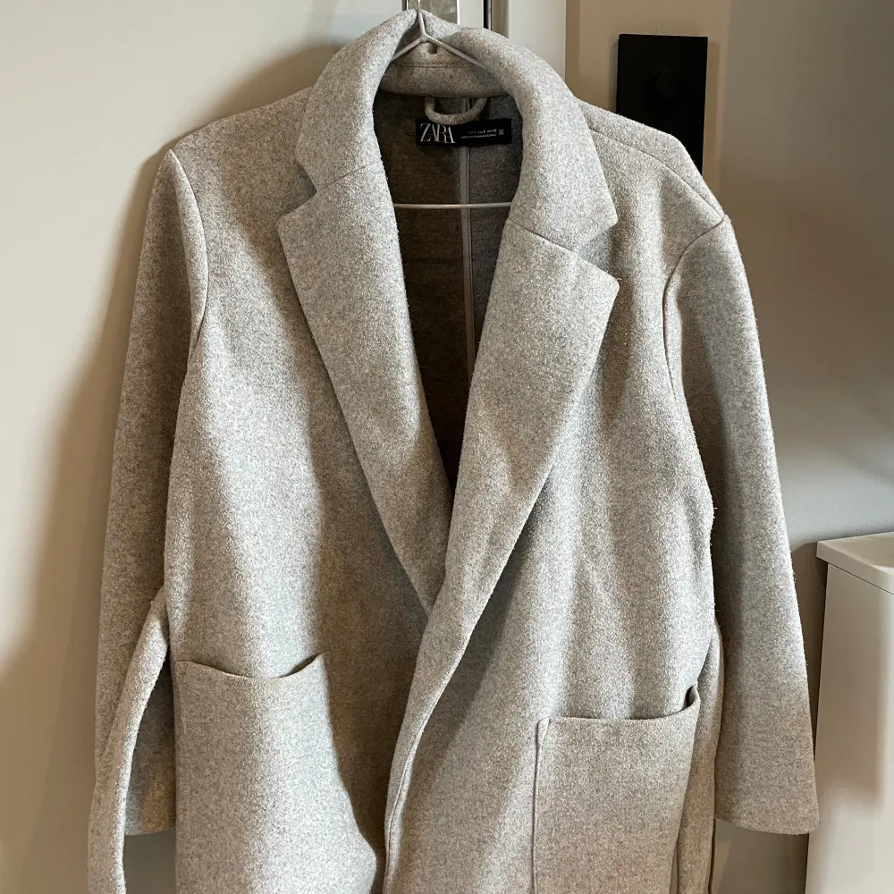 Superfin grå kappa med knytning från Zara. Storlek S . Jackor.